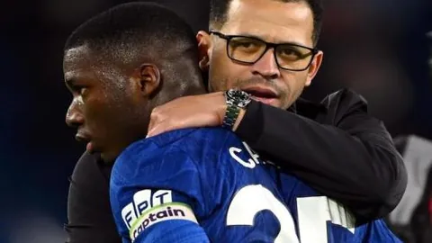 “申花头球逆袭河南，吴曦进球助球队领跑积分榜”